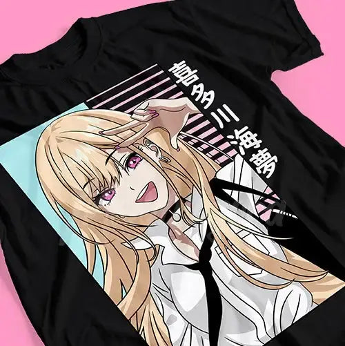 T-shirt coton anime noir avec illustration vibrante de marin kitagawa de dress-up darling en blouse blanche et cravate noire