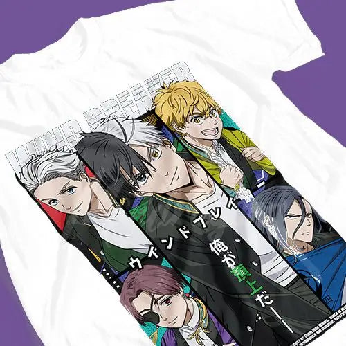 T-shirt coton doux blanc avec impression graphique diagonale de cinq personnages anime wind breaker et texte vert noir bold pour un look urbain