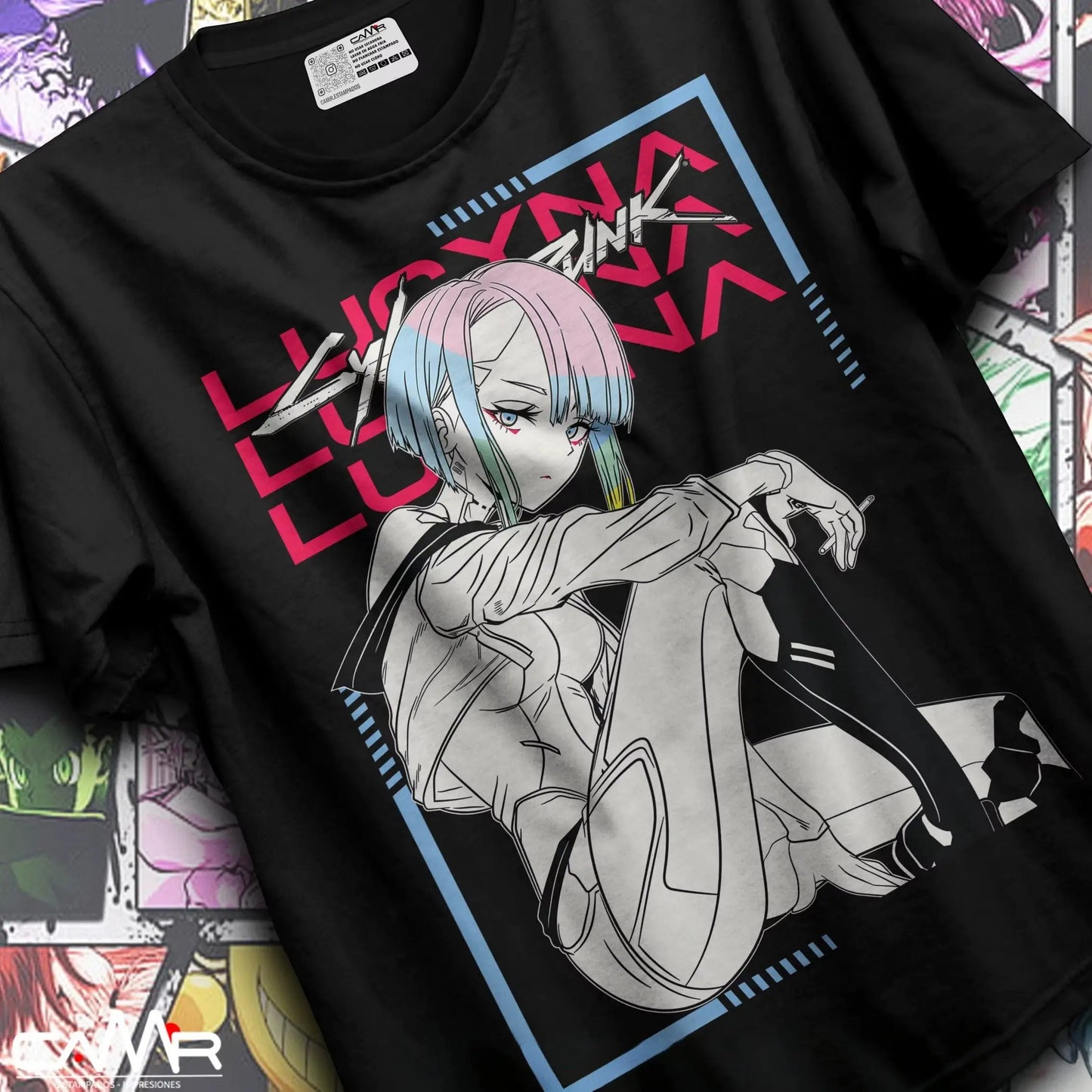 T-shirt coton cyberpunk edgerunners lucy noir avec personnage anime aux cheveux rose et bleu sur texte géométrique rouge et bleu