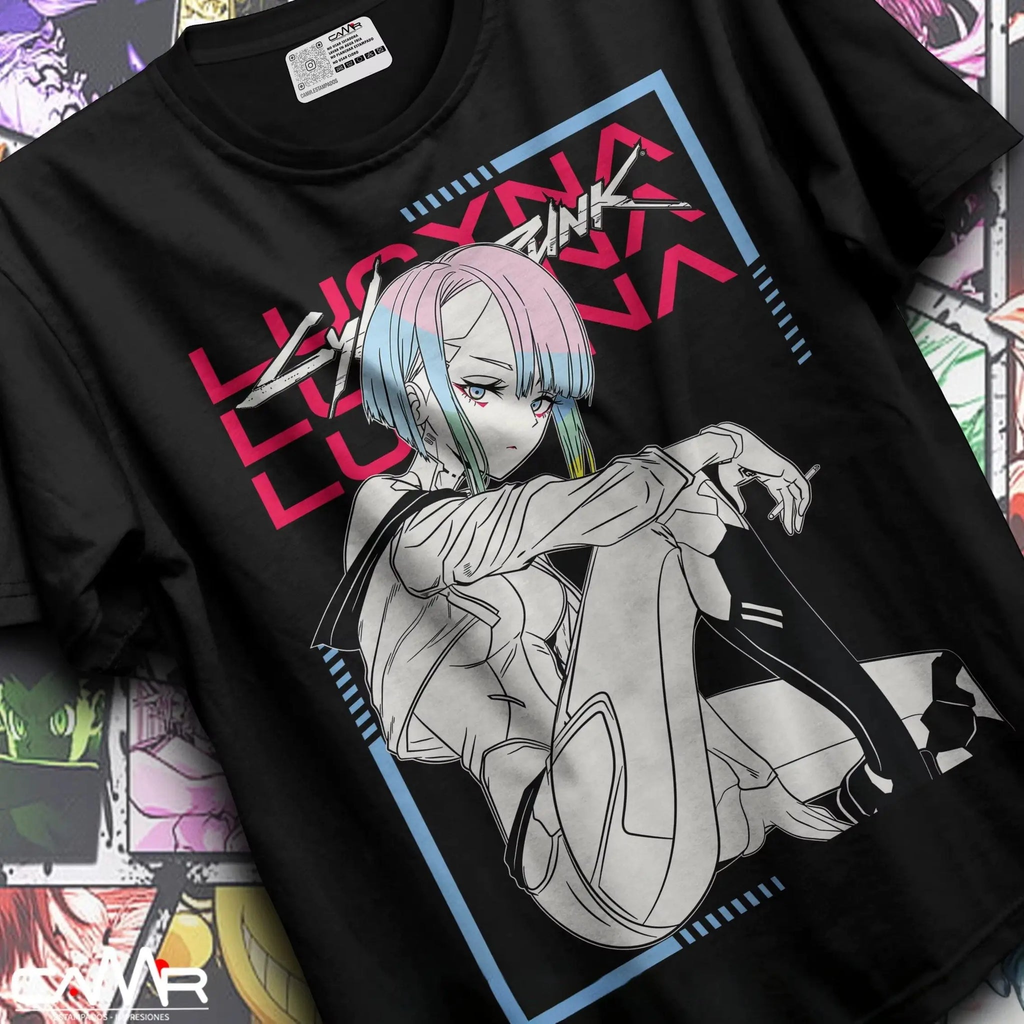 T-shirt coton cyberpunk edgerunners lucy noir avec personnage anime aux cheveux rose et bleu sur texte géométrique rouge et bleu