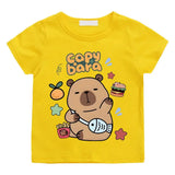 T-shirt coton enfant capybara jaune vif avec capybara cartoon tenant un poisson entouré de nourriture et étoiles