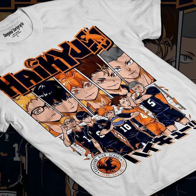 T-shirt coton karasuno haikyuu blanc avec graphisme coloré des personnages en tenue de lycée karasuno volleyball