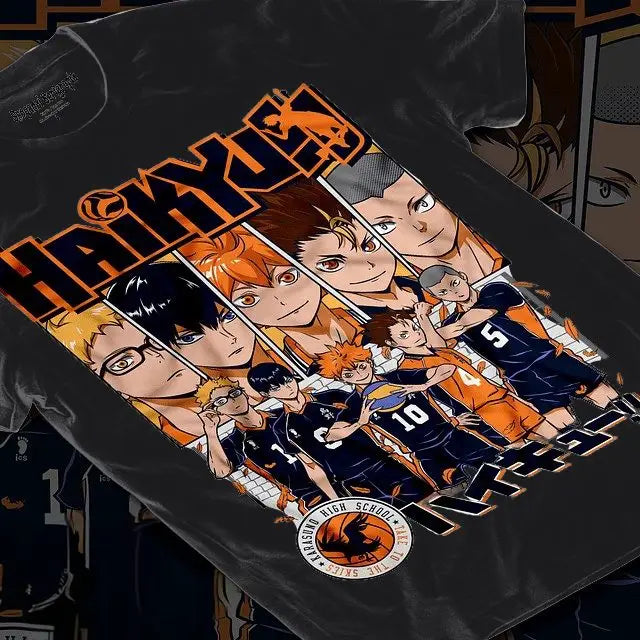 T-shirt coton karasuno haikyuu noir avec graphique orange et blanc des personnages du lycée karasuno en uniformes