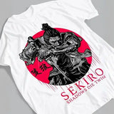 T-shirt coton sekiro avec illustration noire et grise de sekiro ombres mourir sur fond rouge vif et titre en rouge