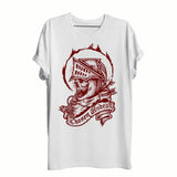 T-shirt dark souls épéiste blanc à manches courtes avec illustration rouge détaillée dun crâne en armure et texte chosen undead