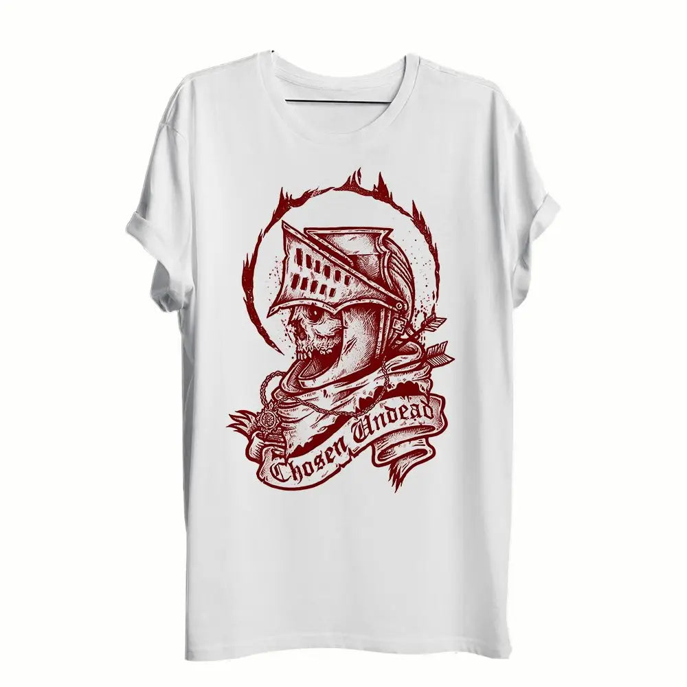 T-shirt dark souls épéiste blanc à manches courtes avec illustration rouge détaillée dun crâne en armure et texte chosen undead