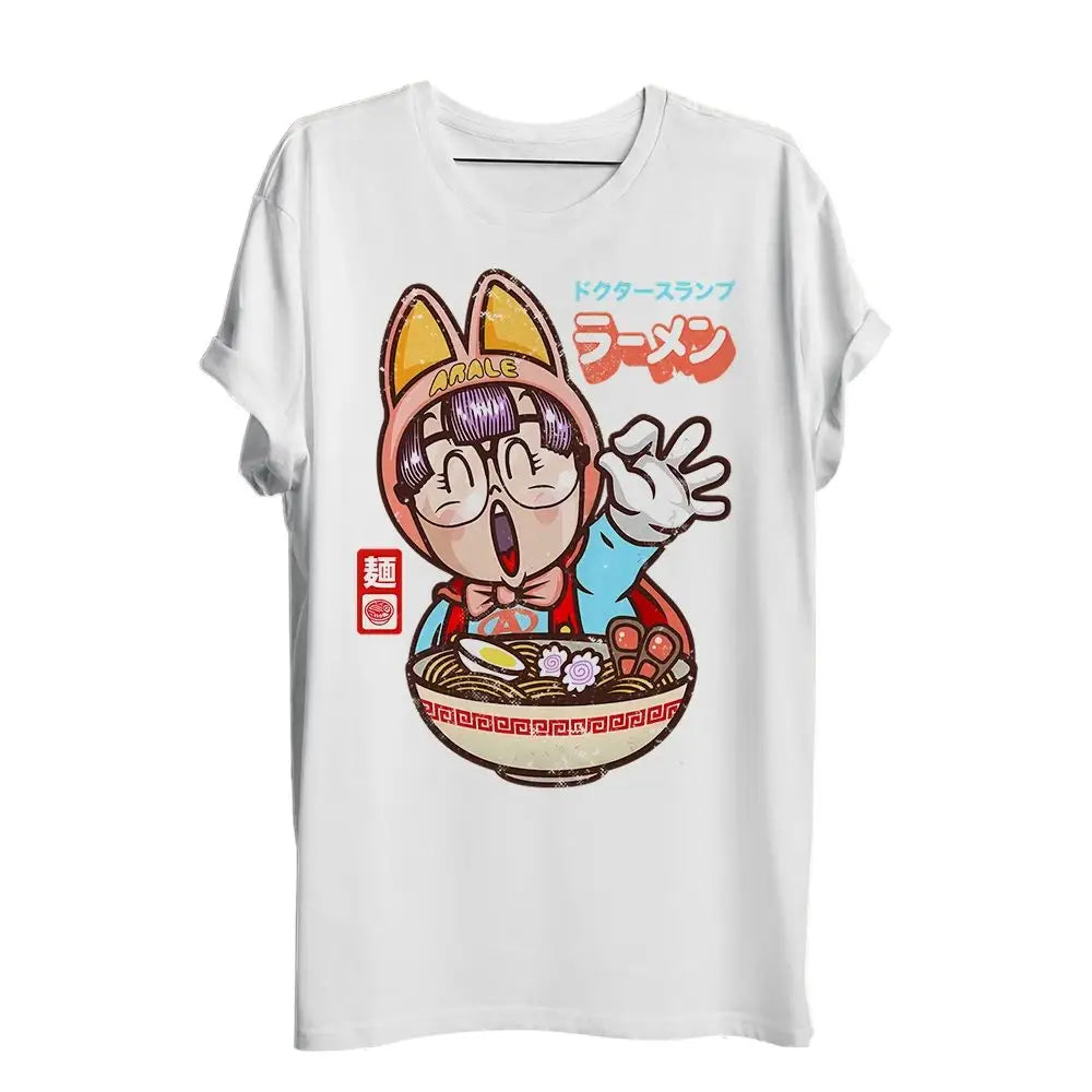 T-shirt dr slump blanc à manches courtes avec un graphisme coloré de arale tenant un bol de ramen dans une ambiance japonaise slump ramen japan
