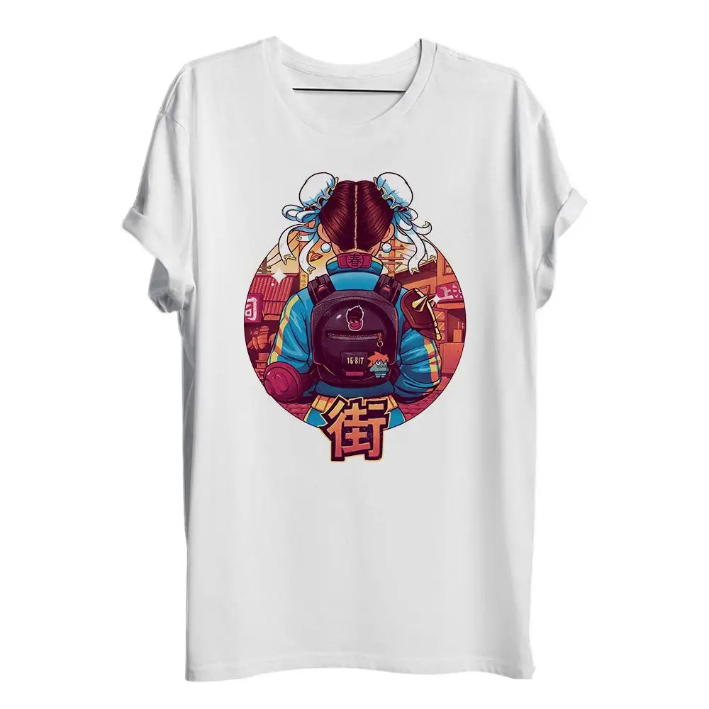 T-shirt blanc en coton avec un design dynamique dragon ball guerrières montrant un personnage anime en ville