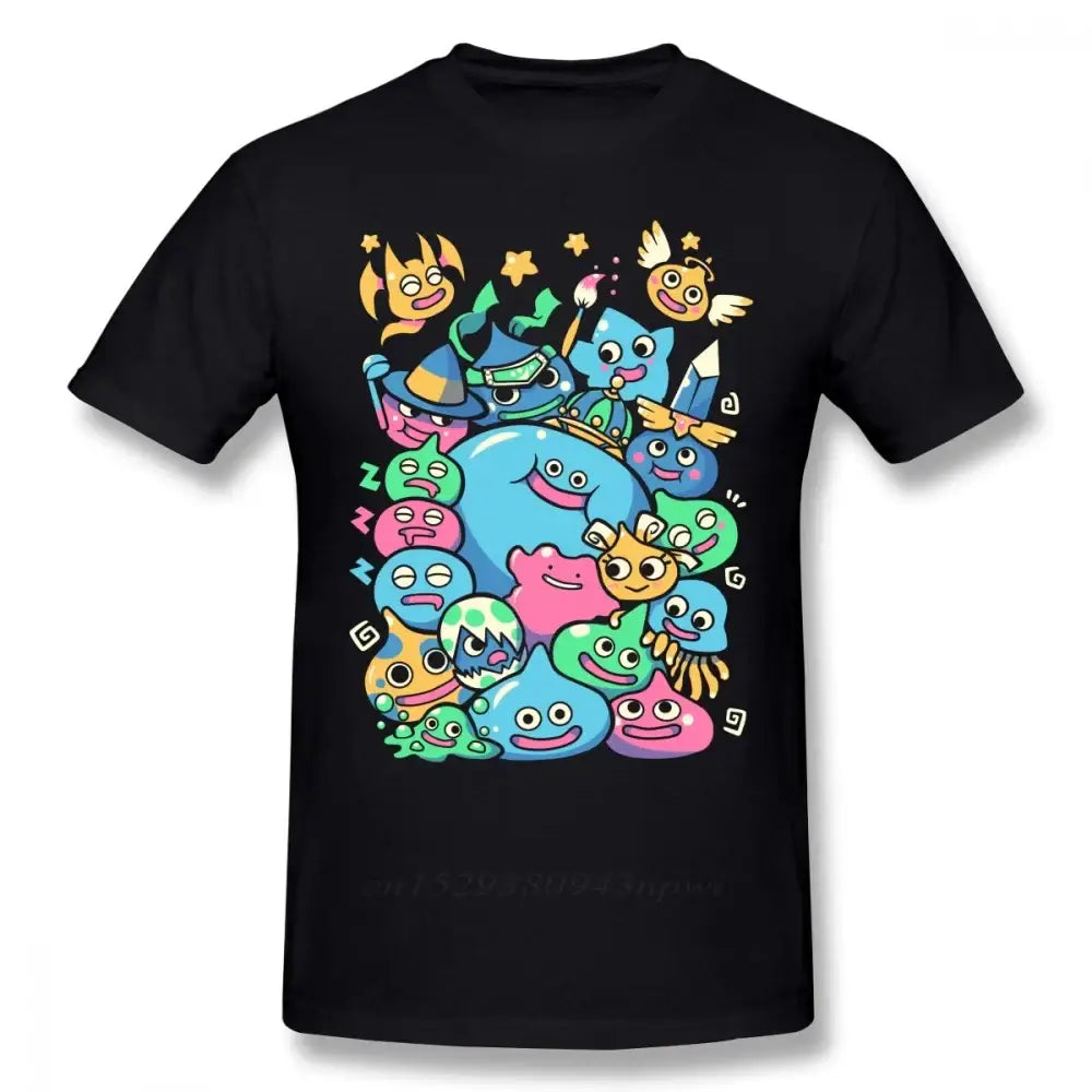 T-shirt dragon quest noir à manches courtes avec un graphisme coloré des célèbres slimes empilés du jeu dragon quest slime