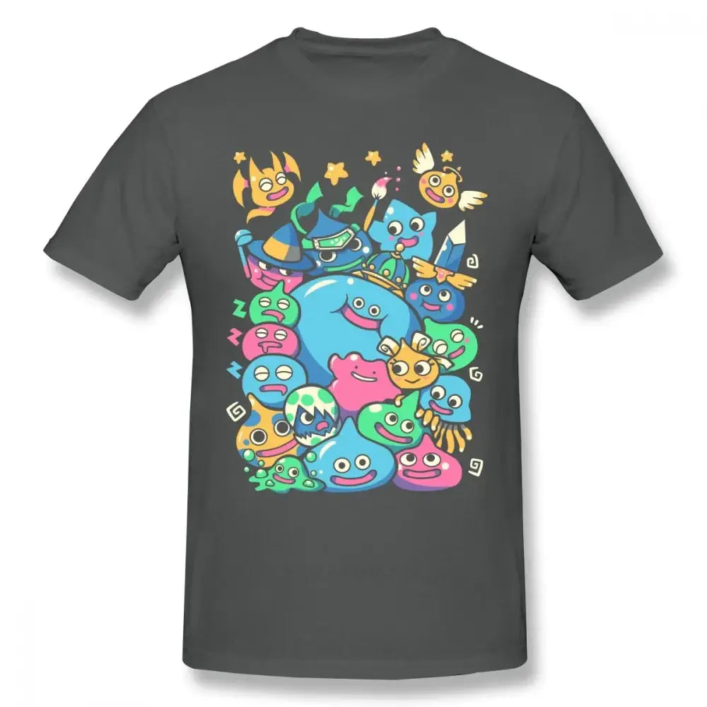 T-shirt dragon quest en gris foncé avec un graphisme coloré des célèbres slimes du jeu dragon quest slime