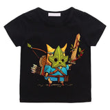 T-shirt enfant korok zelda noir avec personnage cartoon coloré tête feuille et armure bleue tenant épée et arc