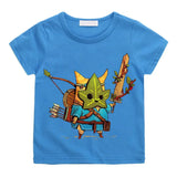 T-shirt enfant korok zelda bleu vif avec personnage cartoon korok en armure tenant épée et arc, manches courtes