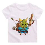 T-shirt enfant korok zelda blanc à manches courtes avec personnage coloré korok en armure bleue tenant une épée et un arc