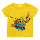 T-shirt enfant korok zelda jaune avec personnage korok portant armure bleue et tenant épée et arc