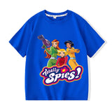 T-shirt enfant totally spies bleu avec graphisme coloré des personnages et leurs accessoires missions secrètes