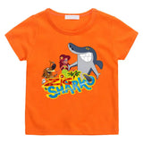 T-shirt enfant zig orange à manches courtes avec un graphisme coloré de zig et sharko et leurs noms en lettres stylisées