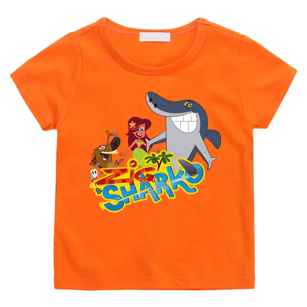 T-shirt enfant zig orange à manches courtes avec un graphisme coloré de zig et sharko et leurs noms en lettres stylisées
