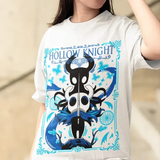 T-shirt hollow knight blanc avec design sombre en bleu et noir et bordures florales pour jeu vidéo hollow knight