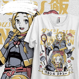 T-shirt manga dungeon meshi marcille blanc avec un graphisme coloré delf tenant des ustensiles de cuisine entouré daliments