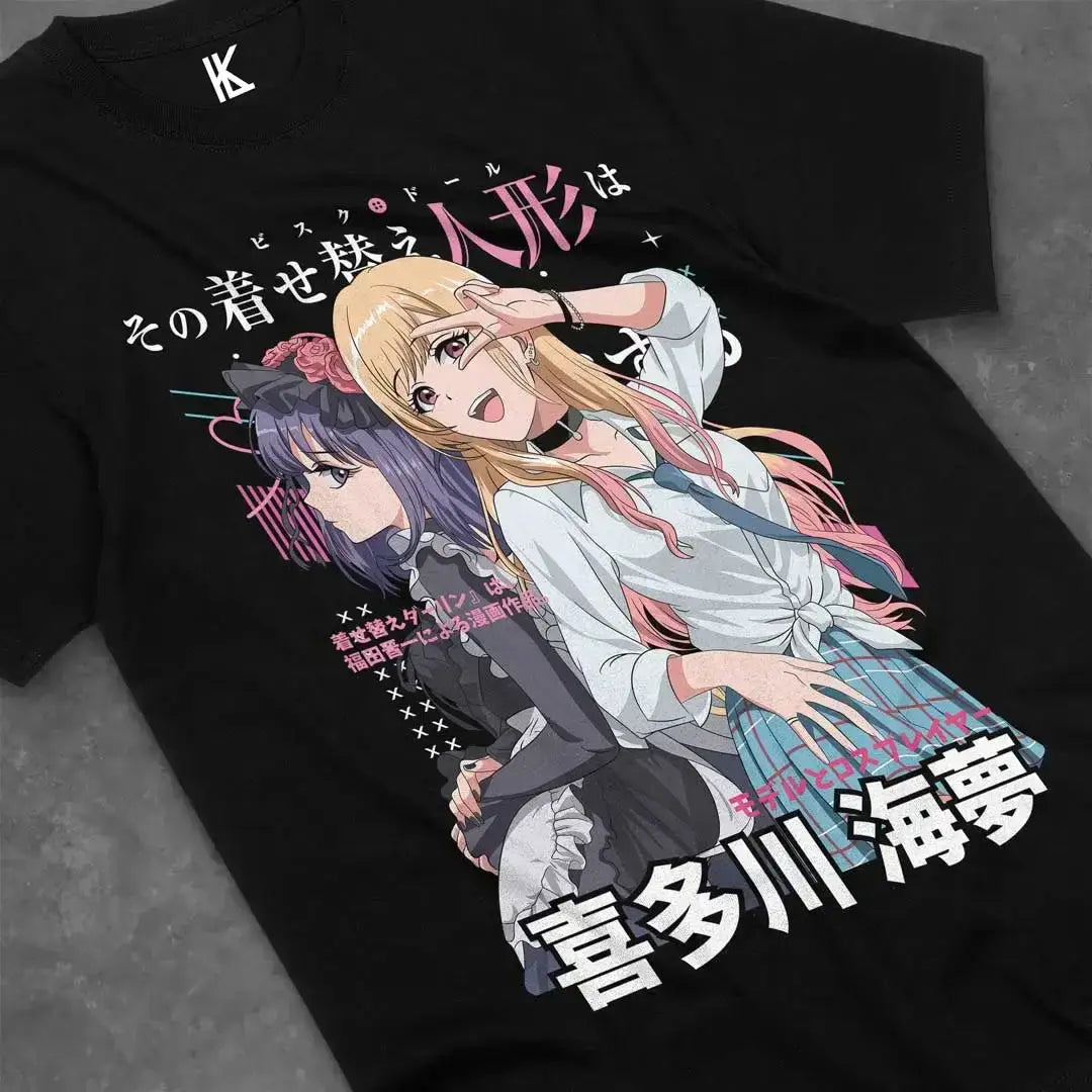 T-shirt noir marin kitagawa avec design percutant anime de deux personnages aux cheveux roses et violets en uniforme scolaire