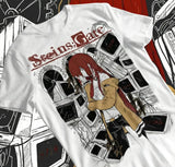 T-shirt en coton blanc avec illustration noire et rouge de kurisu makise steins gate entourée de moniteurs et engrenages