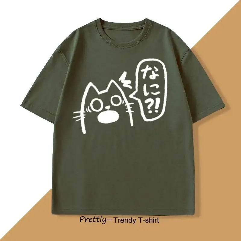 T-shirt unisexe olive vert coton avec chat anime blanc et texte japonais dans bulle, couleurs tendance