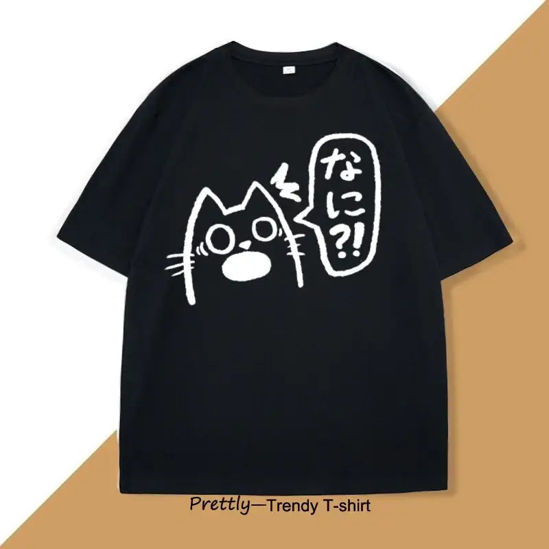 T-shirt unisexe noir avec anime chat blanc aux yeux grands et bouche ouverte avec texte japonais couleurs tendance