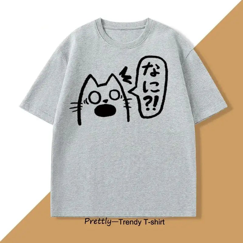 T-shirt unisexe heather gris avec un anime chat noir aux yeux grands et texte japonais dans bulle de dialogue couleurs tendance