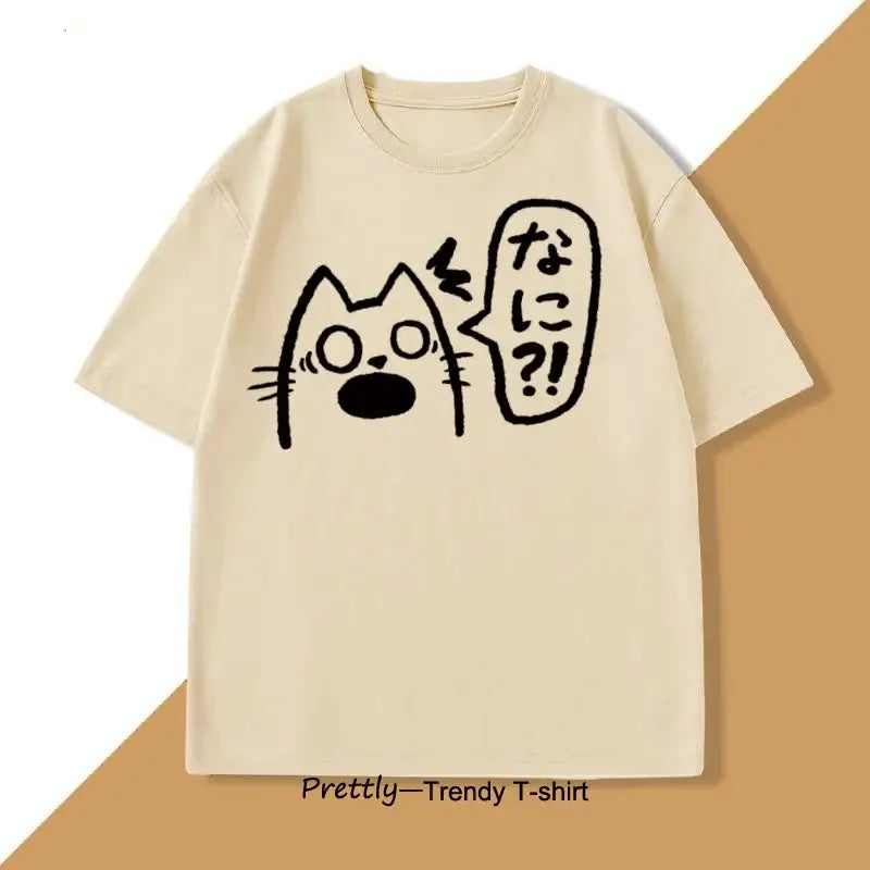 T-shirt unisexe crème avec anime chat noir aux yeux écarquillés et texte japonais sur bulles de parole couleurs tendance