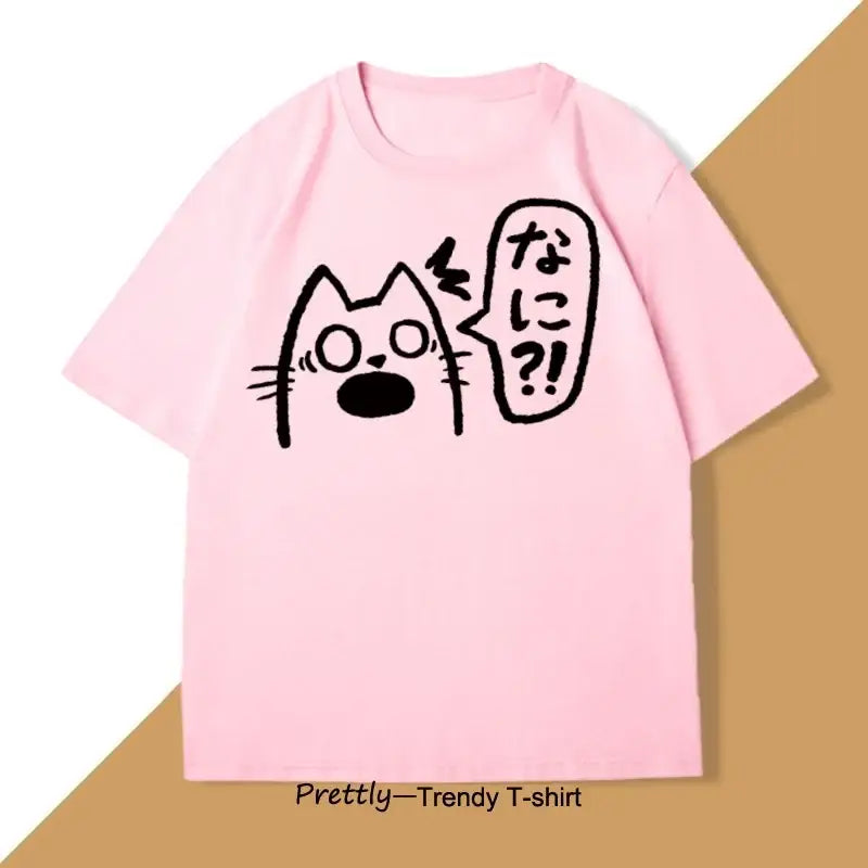 T-shirt unisexe anime chat rose avec chat noir cartoon yeux grands et texte japonais en bulles couleurs tendance
