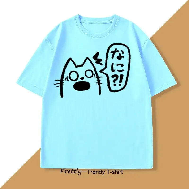 T-shirt unisexe couleurs tendance bleu clair avec anime chat noir et texte japonais en bulle de dialogue