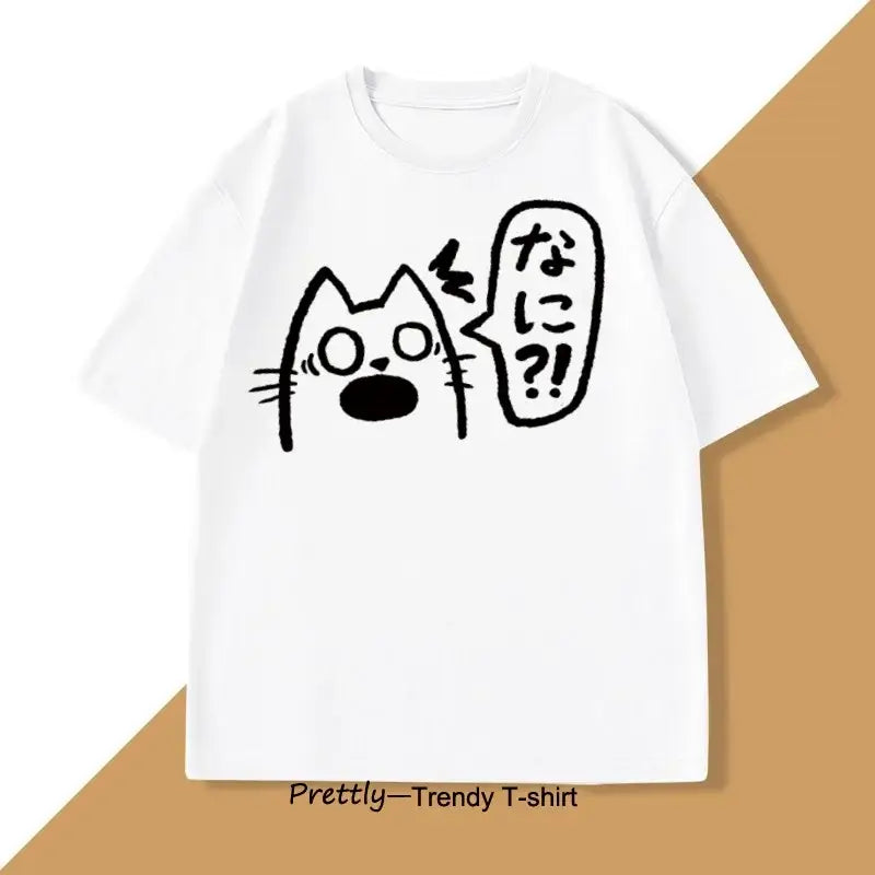 T-shirt unisexe blanc en coton avec un chat anime noir dessiné et texte japonais en bulle pour couleurs tendance