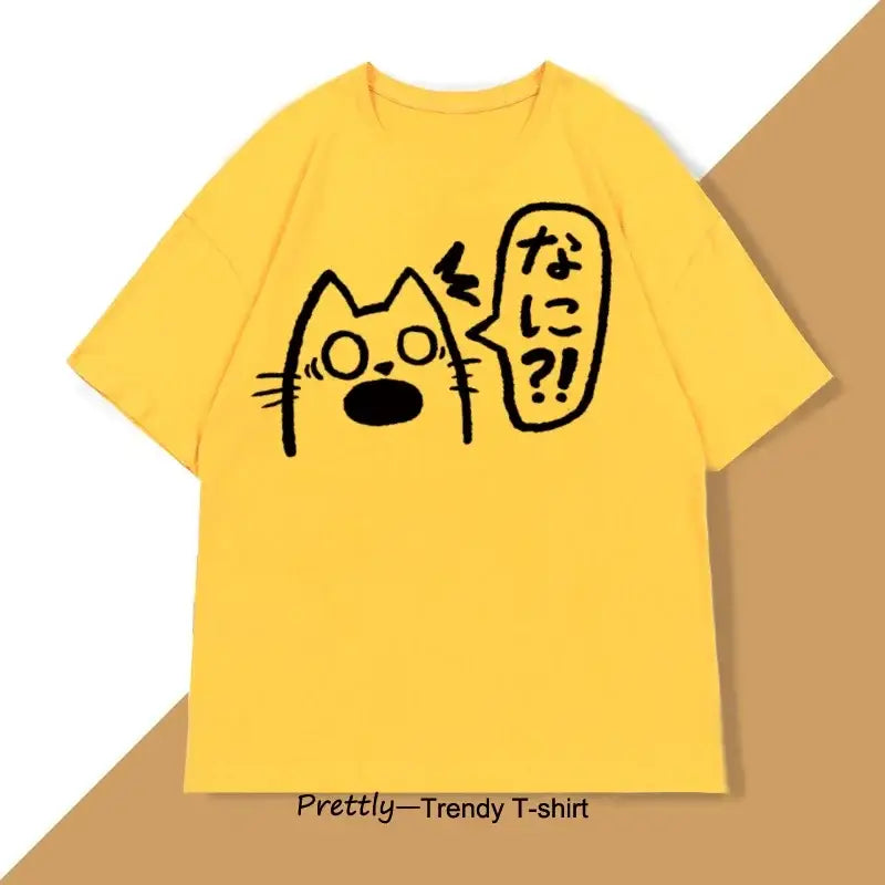 T-shirt unisexe animé jaune vif avec un chat noir cartoon et texte japonais dans une bulle de parole couleurs tendance