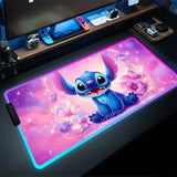 Tapis de souris led rgb vibrant rose et violet avec motif floral et éclairage rgb personnalisable featuring un dessin animé