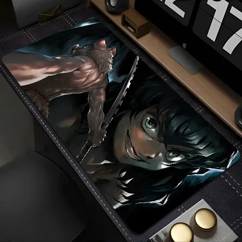 Tapis souris xxl demon slayer inosuke noir avec illustration détaillée du personnage musclé aux yeux verts et épée
