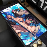 Tapis souris xxl demon slayer inosuke avec personnage aux yeux verts et sanglier sur fond glacé bleu et blanc