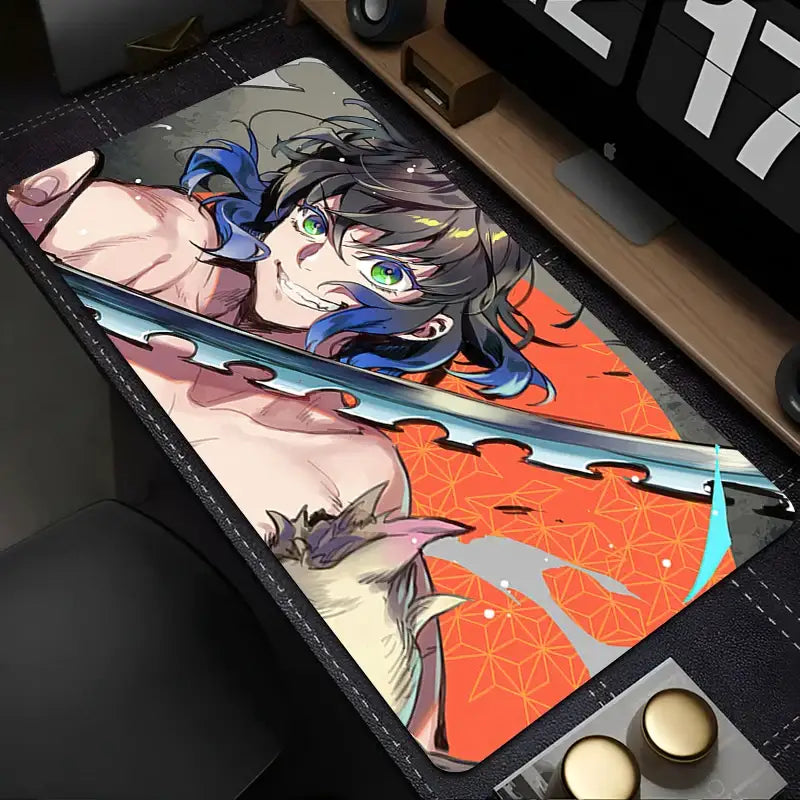 Tapis souris xxl demon slayer inosuke avec personnage anime bleu et vert tenant une épée sur fond orange géométrique