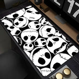 Tapis souris xxl jack skellington noir et blanc avec motif crane et coutures, ideal pour fans de film culte souris xxl jack