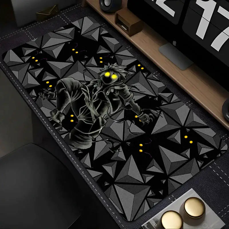 Tapis souris xxl kingdom hearts noir et gris avec motif géométrique et personnage anime aux yeux jaunes lumineux accessoire gaming