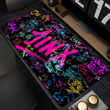 Tapis souris xxl league of legends noir avec lettrage néon rose bleu jaune et violet pour invocateurs exigeants