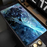Tapis souris xxl roi liche avec design créature fantasy bleu et noir et effets énergétiques cyan lumineux