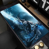 Tapis souris xxl world of warcraft roi liche bleu avec illustration guerrier blindé épée bleue bordure simili cuir noire