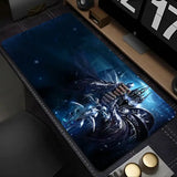 Tapis souris xxl world of warcraft roi liche avec illustration bleu de guerrier armuré sombre et épée lumineuse cosmique