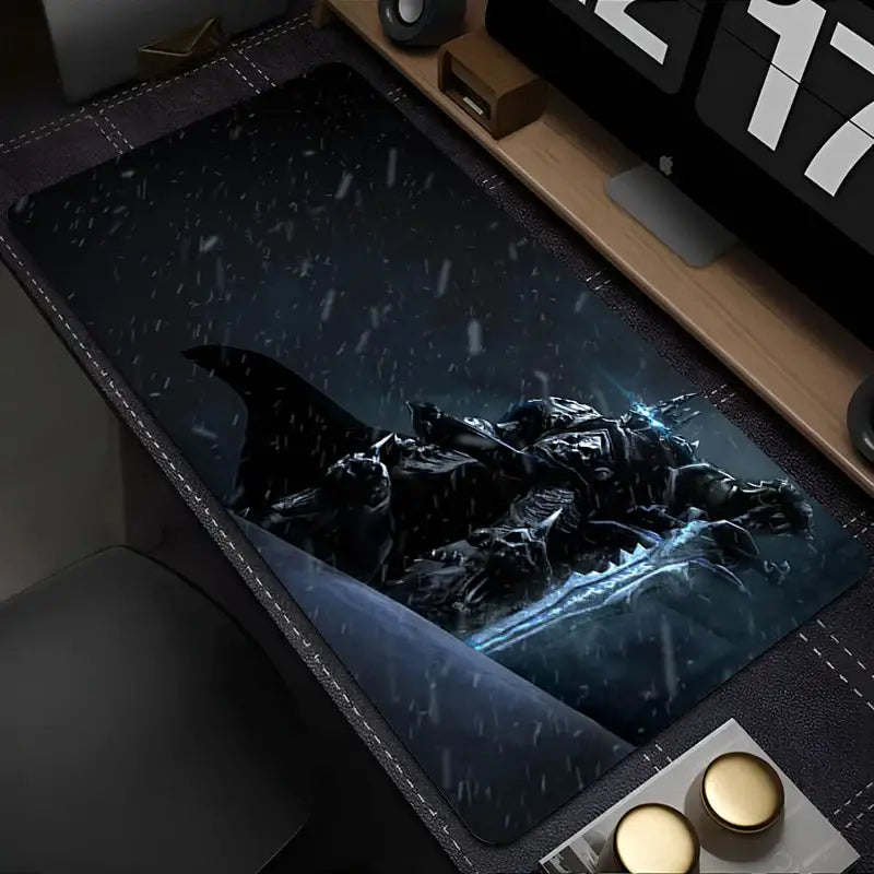 Tapis souris xxl world of warcraft roi liche noir avec graphisme détaillé du roi liche en armure sombre entouré de neige et énergie bleue
