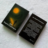 Boîte noire rectangulaire cartes tarots français esprit cosmique avec dessin silhouette soleil orange et énergie spirituelle