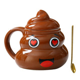 Mug caca en ceramique marron en forme demoji popo avec yeux en coeur et bouche souriante rouge accompagne dune cuillere doree