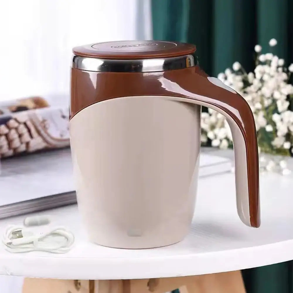 Tasse magnétique mélangeur rechargeable marron et beige avec couvercle inox et poignée intégrée pour une prise en main facile