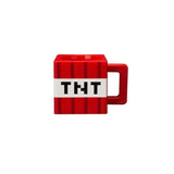 Tasse mug minecraft en céramique rouge thème tnt avec lettrage pixelisé noir sur bande blanche jeu emblématique