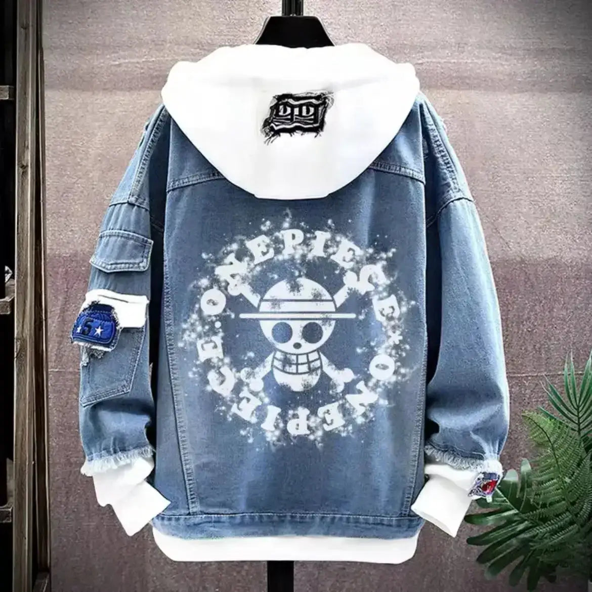 Veste à capuche en denim clair avec design inspiré one piece et logo tete de mort blanc à capuche anime one