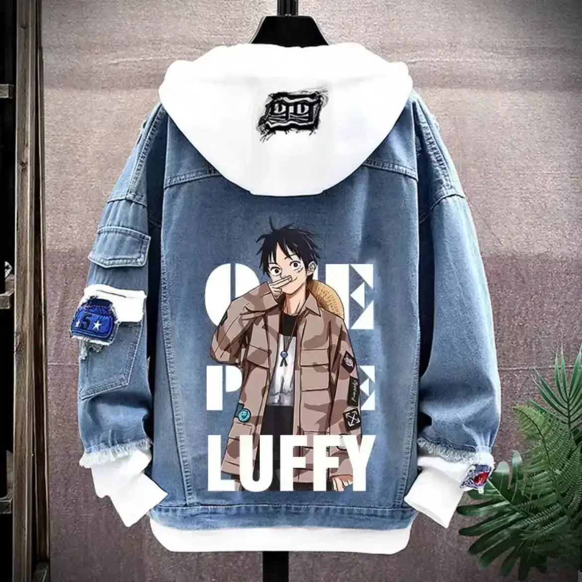 Veste à capuche en denim bleu avec capuche blanche et design inspiré anime one piece avec patches visibles